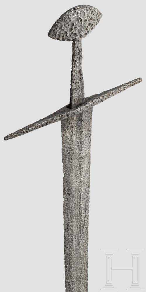 Ritterliches Schwert, deutsch, um 1100 Zweischneidige Klinge mit beidseitig flacher Kehlung. Die - Image 3 of 3