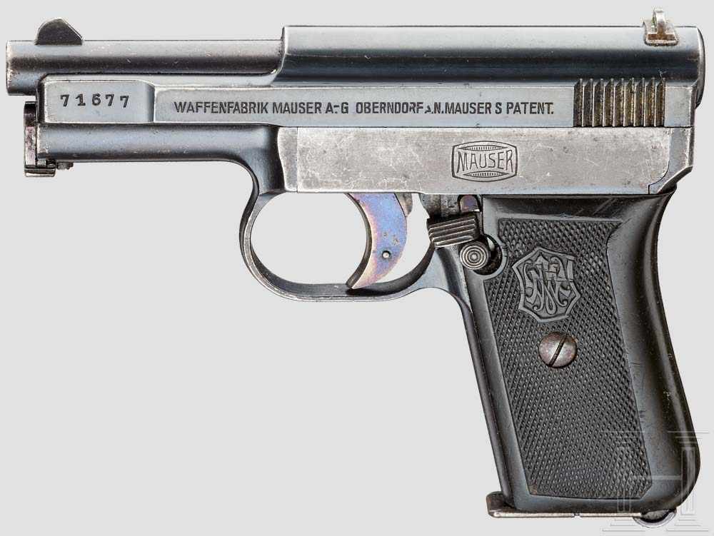 Mauser Mod. 1910/14, mit Tasche Kal. 6,35 mm, Nr. 71677. Nummerngleich. Fast blanker Lauf.