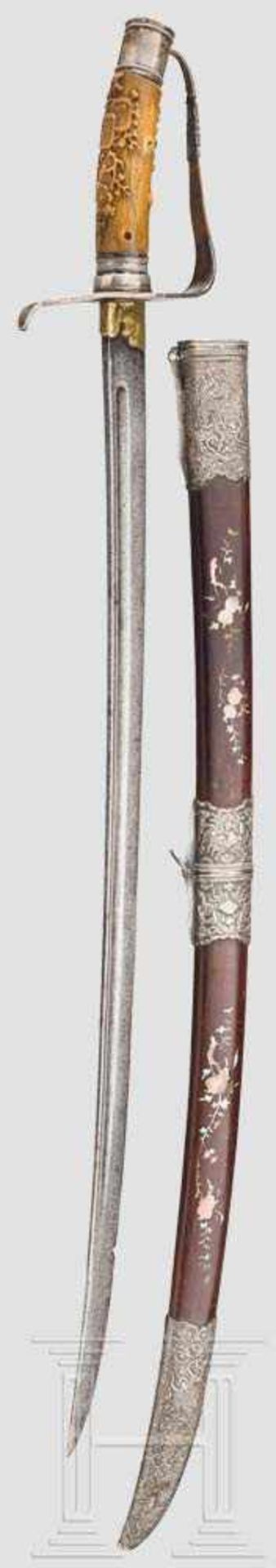 Silbermontierter Säbel, Kambodscha, 19. Jhdt. Gekrümmte, beidseitig gekehlte Rückenklinge mit - Bild 2 aus 2