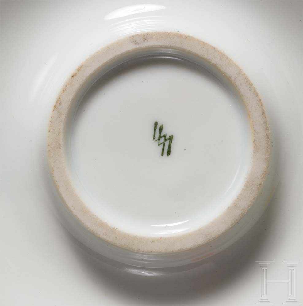 Hohe Vase Weißes, glasiertes Porzellan mit umlaufendem, braunem und ockerfarbenem Liniendekor. - Image 2 of 2