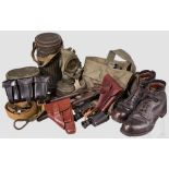 Kleine Sammlung Ausrüstung Eine Zeltplane, Gasmaskenbüchse, Essgeschirr, Schnürschuhe, Riemen,