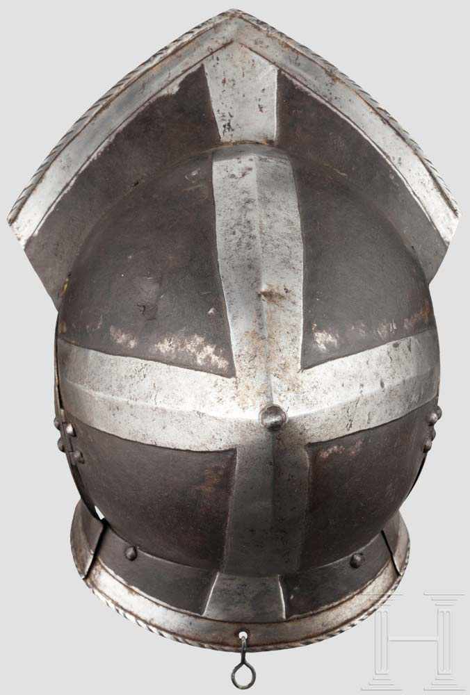 Schwarz-weiße Sturmhaube, deutsch um 1580 Einteilig geschlagene, vierfach segmentierte Glocke mit - Image 4 of 7