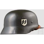 Stahlhelm M 35 der Waffen-SS mit beiden Abzeichen Glocke mit feldgrauer Originallackierung und