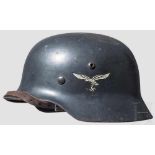 Stahlhelm M 35 mit einem Emblem Die Glocke mit originaler luftwaffenblauer Glattlackierung (