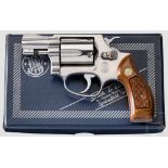 Smith & Wesson Mod. 60, "The .38 Chief's Special Stainless", im Karton Kal. .38, Nr. R146698.