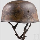 Stahlhelm M 38 für Fallschirmjäger mit Tarnanstrich und Gefechtsschaden (Battle damage)