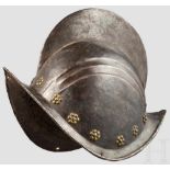 Morion, süddeutsch, um 1580 Einteilig geschlagene Kalotte mit hohem, leicht geschnürltem Kamm.