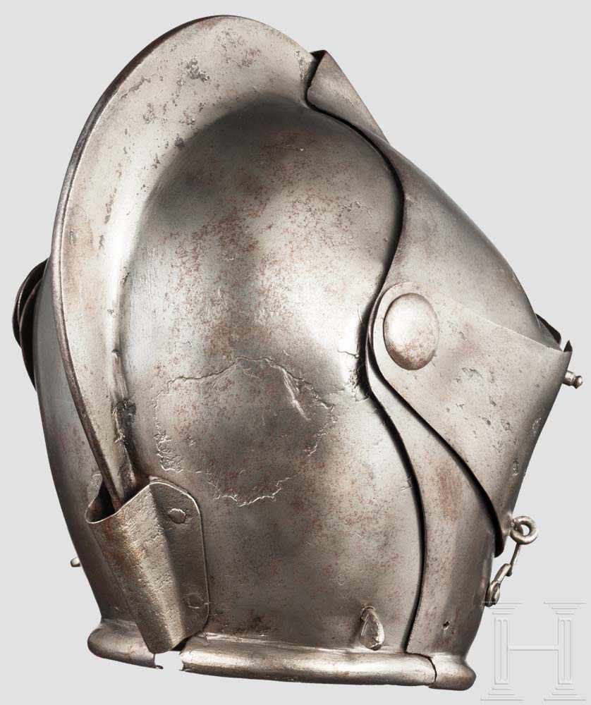 Geschlossener Helm, deutsch oder italienisch, um 1570/80 Einteilig geschlagene Kalotte mit - Image 4 of 9