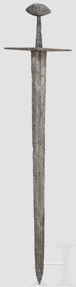 Ritterliches Schwert, deutsch, um 1100 Zweischneidige Klinge mit beidseitig flacher Kehlung. Die - Image 2 of 3
