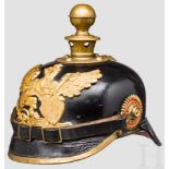 Helm für Mannschaften der Fußartillerie, um 1913 Schwarz lackierter Lederkorpus mit vergoldeten