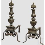 Ein Paar große Renaissance-Feuerböcke (Andirons), Venedig, 2. Hälfte 16. Jhdt. Dreibeinige,