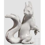 Eichhörnchen Weiße, glasierte Porzellanfigur nach einem Entwurf von Prof. Theodor Kärner. Im Boden
