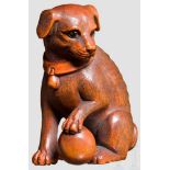 Netsuke, Hund mit Ball, Japan, 19. Jhdt. Fein aus Buchsbaum geschnitzte Figur eines sitzenden