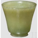 Kleiner Becher aus grüner Jade, China, 19. Jhdt. Konischer Becher aus mittelgrüner Jade, mit