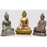 Drei Buddhas, Tibet/Nepal, 19./20. Jhdt. Bronzehohlguss. Jeweils sitzender, leicht unterschiedlich