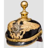 Helm für Offiziere der Garde-Artillerie, um 1900 Schwarz lackierter Korpus aus steifem, lederartigem