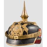 Helm für Offiziere der Infanterie Schwarz lackierte Fiberglocke, vergoldete Buntmetallbeschläge