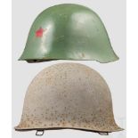 Zwei Stahlhelme, China und USA Stahlhelm China, wiesengrün lackiert, vs. mit rot lackiertem Stern,