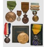 Fünf Auszeichnungen und zwei Medaillen Médaille militaire, 3. Republik, Modell "de Versailles",
