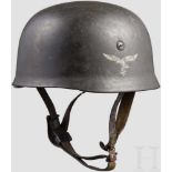 Stahlhelm M 38 für Fallschirmjäger mit einem Abzeichen Glocke mit luftwaffenblauer, leicht rauer