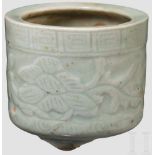 Celadon-Pinselbecher, China, 18./19. Jhdt. Leicht gräuliches Porzellan mit grünlicher Celadon-