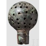 Keulenkopf, byzantinisch, 8. - 10. Jhdt. Kugeliger Keulenkopf aus Bronze, siebartig durchlöchert,