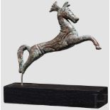 Kleinbronze eines Pferdes, römisch, 5. - 6. Jhdt. Bronzeapplik in Form eines springenden Pferdes,