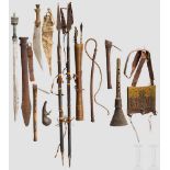 Kleine Sammlung afrikanischer Waffen und Kunsthandwerk Schwert in Lederscheide (Länge 82 cm) und