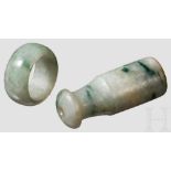 Mundstück und Fingerring aus Jade, China, 19. Jhdt. Mundstück für eine Opiumpfeife, aus