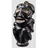 Steinskulptur eines hockenden Menschen mit Vogel auf dem Kopf, Taino-Kultur, 11. - 15. Jhdt.