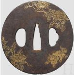 Tsuba, Japan, um 1800 Eiserne Marugata Tsuba im Sendai-Stil, auf glatter Platte ein Shishi und