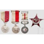 Vier Auszeichnungen Zwei silberne Iftihar-Medaillen (Sanayi Madalyas?), ein Eiserner Halbmond und