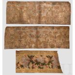 Drei Fragmente Ledertapete, deutsch, 17. Jhdt. Geprägte Tapeten aus Ziegenleder mit originaler