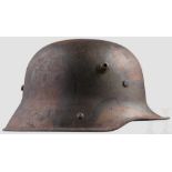 Stahlhelm M 1916 mit Mimikry-Tarnanstrich Feldgrau, mit braun-ockerfarbenem, schwarz abgesetztem