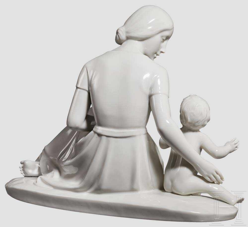 Mutter mit Kind Weiße, glasierte Porzellanfigurengruppe nach einem Entwurf von P. Horn. Im Boden - Image 2 of 3