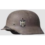 Stahlhelm M 40 mit beiden Emblemen Die flugrostige Glocke mit Resten der Lackierung und mitgeprägten