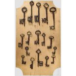 Schlüsselsammlung von 17 überwiegend mittelalterlichen Schlüsseln Schmiedeeisen,