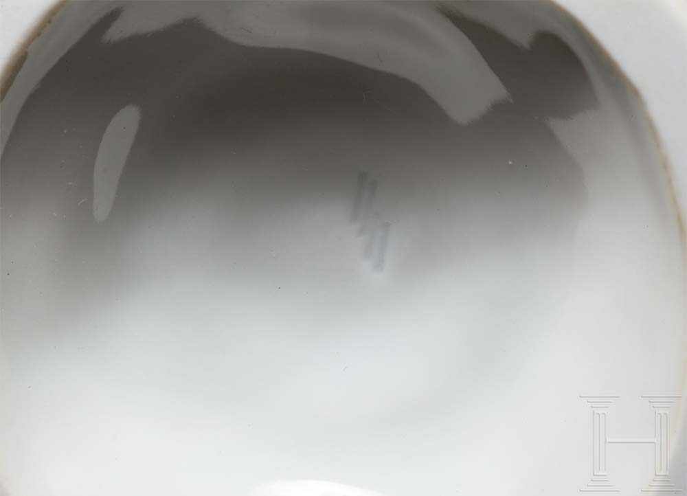 Ein Paar Leuchter, einkerzig Entwurf Franz Nagy, Modellnummer 63. Weißes, glasiertes Porzellan. Im - Image 2 of 2