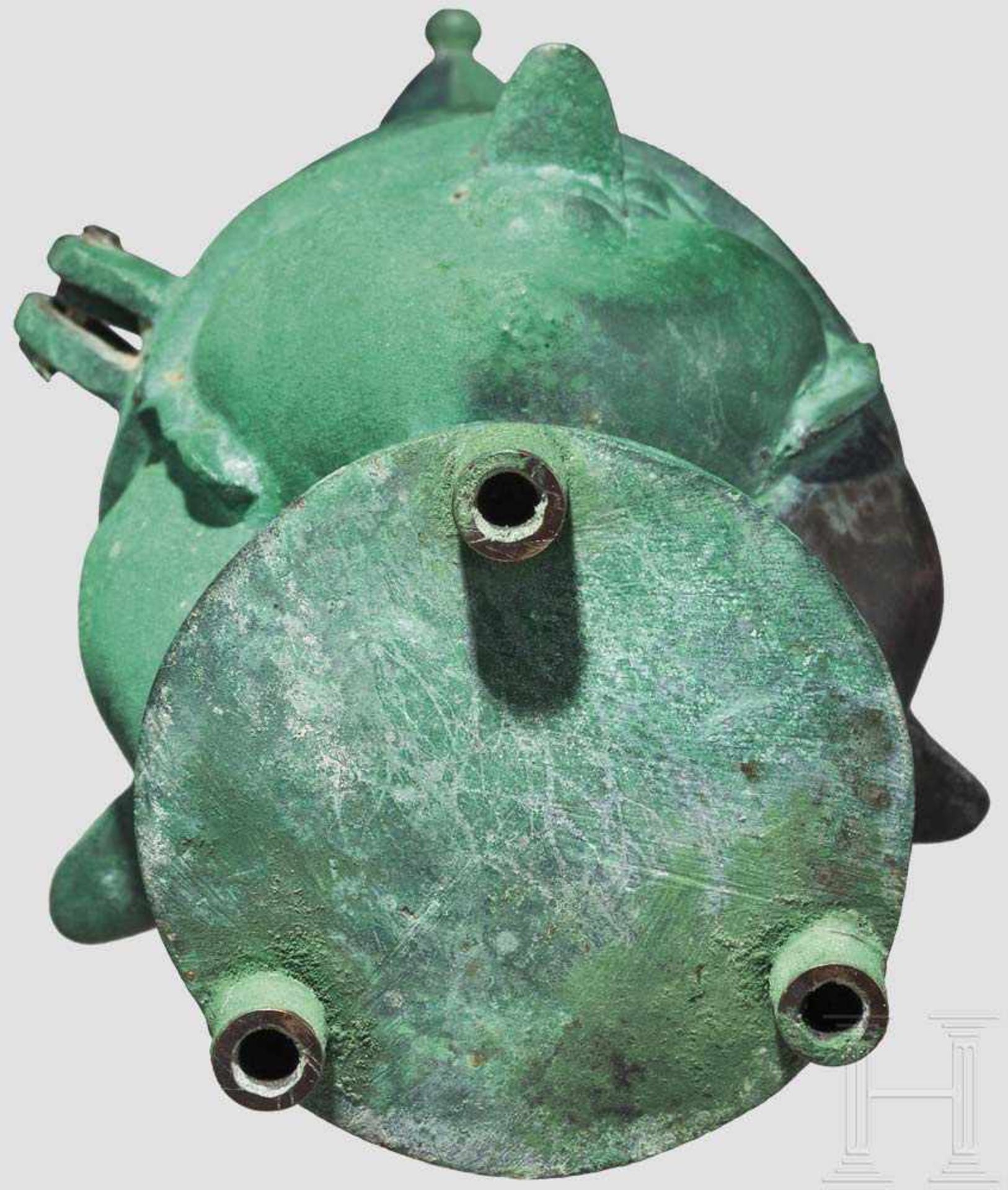 Seldschukisches Räuchergefäß aus Bronze, 12. - 13. Jhdt. Dreigesichtiger Korpus auf konischem - Bild 5 aus 5
