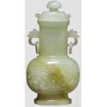 Deckelvase aus hellgrüner Jade, China, Republikzeit Einteilig geschnittene bauchige Vase aus