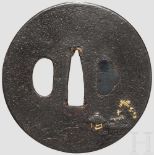 Tsuba, Japan, um 1750 Schwere, eiserne Marugata Tsuba. Auf glatter Platte Darstellung von zwei