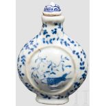 Snuffbottle aus blau-weißem Porzellan, China, 18. Jhdt. Kleine, bauchige Flasche aus weißem