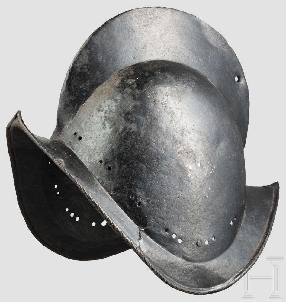 Geschwärzter Morion, deutsch um 1600 Einteilig geschlagene Kalotte mit hohem geschnürltem Kamm. Am - Image 2 of 3