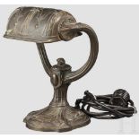 Schreibtischlampe aus Bronze, Berlin, um 1910 Schreibtischlampe mit schwenkbarem Schirm. Fuß und