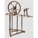 Eisernes Miniatur-Spinnrad, Frankreich, 18. Jh. Fein aus Eisen gearbeitetes, mechanisches Spinnrad