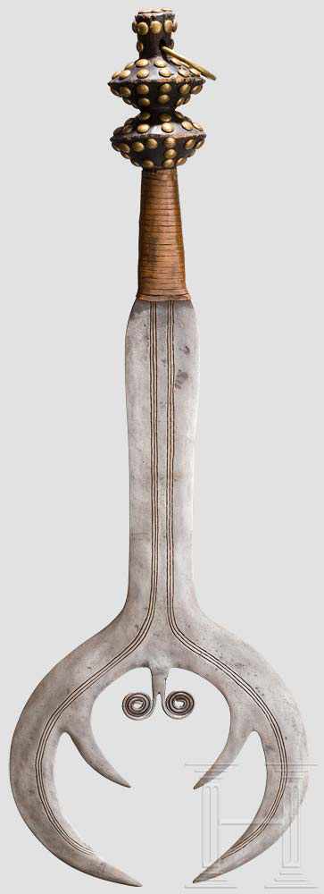 Prunk-Häuptlingsmesser der Mondjembo, Kongo Zweischneidige, jeweils halbrunde Klinge mit zwei