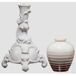 Vase und Leuchter Jeweils weißes, glasiertes Porzellan. Die Vase mit umlaufendem, braunem und