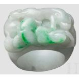 Ring aus geschnittener Jade, China, 20. Jhdt. Einteilig geschnittener Ring aus hochwertiger weißer