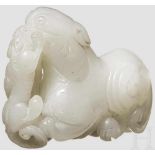 Jadeskulptur in Form eines Löwen, China, 19./20. Jhdt. Vollplastisch durchbrochen geschnitten, aus