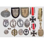 Zwölf Orden und Ehrenzeichen Zwei EK 2, Kubanschild auf schwarzer Stoffunterlage, Krimschild (
